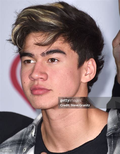 calum hood 2014|Calum Hood poses in the 2014 iHeartRadio Music。